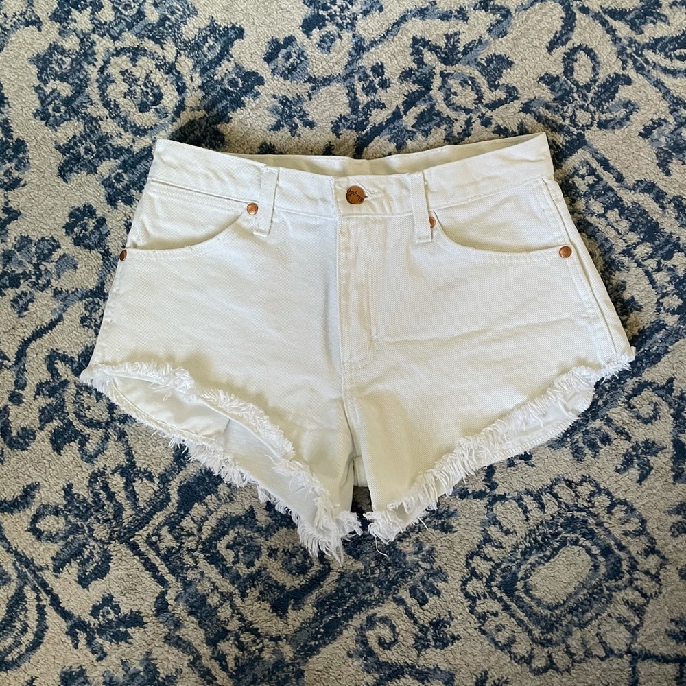 WHITE WRANGLER SHORTS
